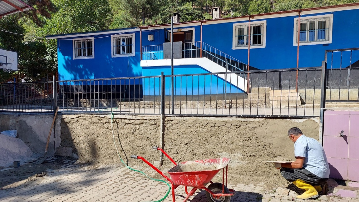OKULUMUZUN ESKİYEN SIVALARI YENİLENİYOR